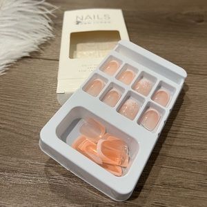 Press on nails - short